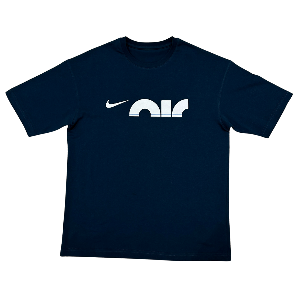 "تيشيرت Nike Design 3 من Nokkta يظهر من الأمام"